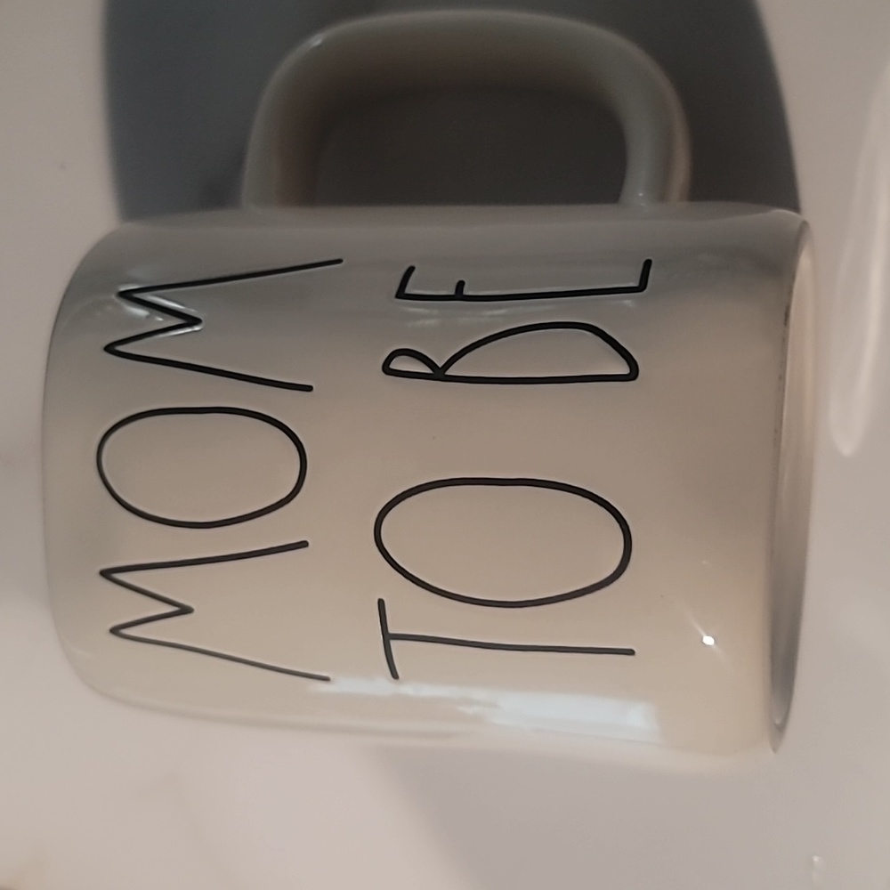Rae Dunn " Mom to Be" Mug .
